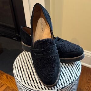 Vionic Women's Black Fuzzy Loafers
